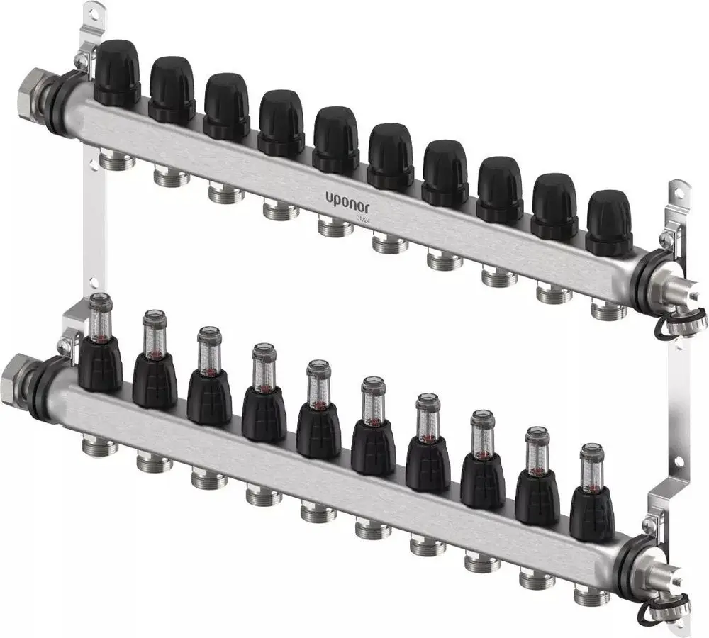 Verteiler von Uponor mit mehreren Anschlüssen, montiert auf einer Metallbasis. Oben und unten sind schwarze Ventile sichtbar.